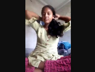 Desi girl Shows her Boobs