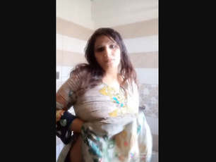 Super Hot Indian Girl Shows Her Boobs and pussy part 1