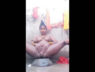 Desi bhabhi having bath