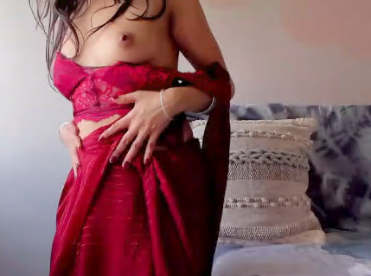 Desi Girl looking hot Saree showing her tits