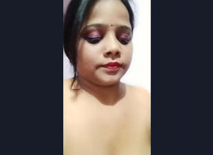 Beautiful Sexy Desi Bhabi Showing