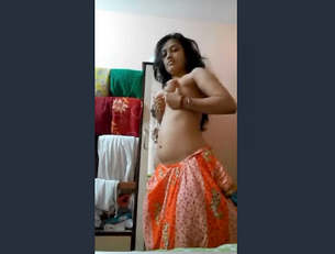 Sexy Desi Girl Shows Her Nude Body