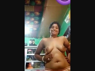 Desi Village Bhabhi Shows her Boobs Part 1