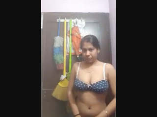 Sexy Desi girl Shows her Boobs and Pussy
