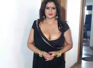 Sapna Bhabhi Big Boobs Cleavage