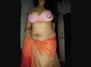 Indian sexy house wife expose her figure