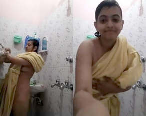 Desi Hot Girl nude Bath